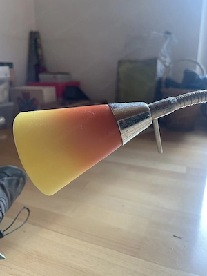 Tischlampe mit gelb orangenem Schirm Bild 2
