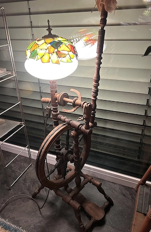 Antike Spinnrad-Lampe im Tiffany-Stil   Einzigartiges Vintage-Deko-Objekt Bild 2