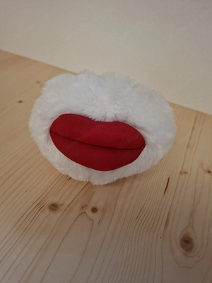 Coca-Cola Plüschball rote Lippen - Coca-Cola Plush Lips   Furry White Ball Bild 3