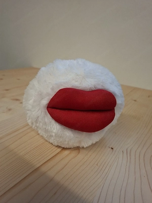 Coca-Cola Plüschball rote Lippen - Coca-Cola Plush Lips   Furry White Ball