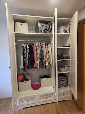 Kleiderschrank Bild 4