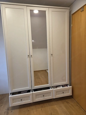 Kleiderschrank Bild 2
