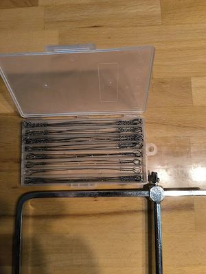 Laubsäge mit Ersatzsägeblättern Bild 2