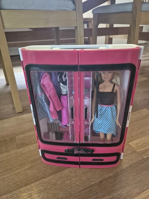 Barbie Kleiderschrank Bild 2