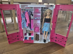 Barbie Kleiderschrank Bild 3