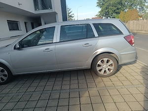 Opel Astra Kombi BJ 2009 Bild 2