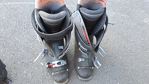 Schiset mit Schischuhe und Helm - gut erhalten Bild 3