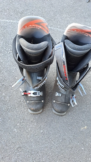 Schiset mit Schischuhe und Helm - gut erhalten Bild 4