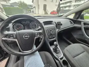 Opel Astra GTC Erstzulassung 2014 Bild 8