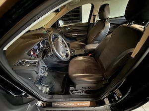 Ford Kuga Titanium mit Anhängekupplung und 8-fach bereift
