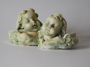 Putto aus Sandstein, bemalt Bild 2