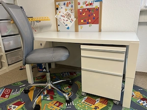 Schrank, Schreibtisch, Regal mit Aufbewahrungsboxen, Spielteppich Bild 3