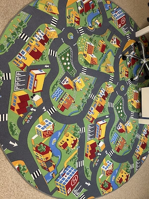 Schrank, Schreibtisch, Regal mit Aufbewahrungsboxen, Spielteppich Bild 6