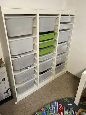 Schrank, Schreibtisch, Regal mit Aufbewahrungsboxen, Spielteppich Bild 4