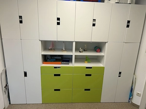 Schrank, Schreibtisch, Regal mit Aufbewahrungsboxen, Spielteppich Bild 2