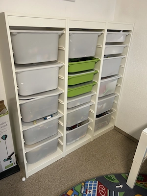 Schrank, Schreibtisch, Regal mit Aufbewahrungsboxen, Spielteppich Bild 5