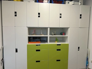 Schrank, Schreibtisch, Regal mit Aufbewahrungsboxen, Spielteppich