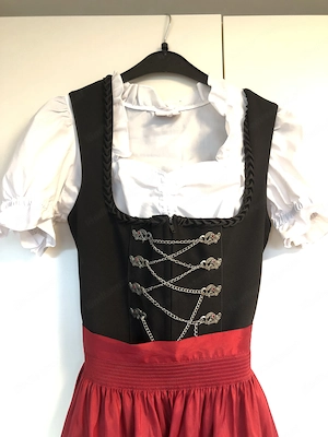 Dirndl schwarz mit roter Schürze Bild 2
