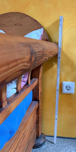 Alte Vollholz Couch Bild 4