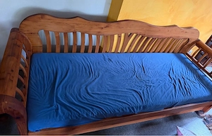 Alte Vollholz Couch Bild 2