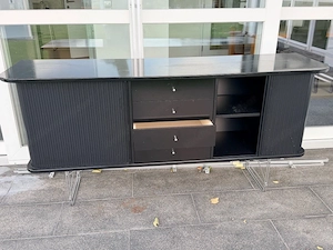 Sideboard Schwarz mit Chromstangen Unterbau günstig abzugeben Bild 3