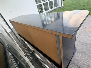 Sideboard Schwarz mit Chromstangen Unterbau günstig abzugeben Bild 2