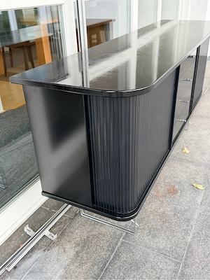 Sideboard Schwarz mit Chromstangen Unterbau günstig abzugeben Bild 4