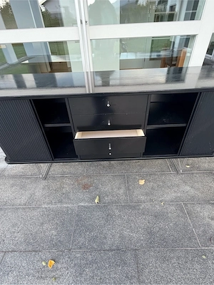 Sideboard Schwarz mit Chromstangen Unterbau günstig abzugeben Bild 5
