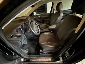 Ford Kuga Titanium mit Anhängekupplung und 8-fach bereift