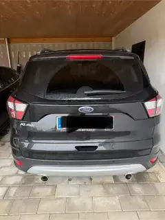 Ford Kuga Titanium mit Anhängekupplung und 8-fach bereift Bild 4