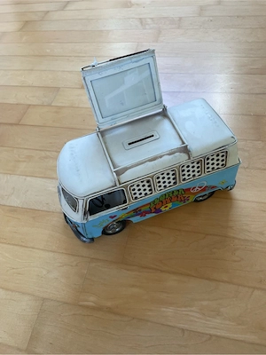 VW Bulli Hippie Blech-Spardose mit Fotofach, Dreirad und Koffer Bild 2