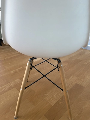 4 weiße Kunststoff Holzstühle gebraucht  Bild 2