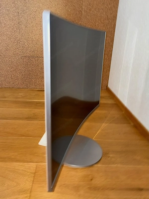 Formschöner, gekrümmter Monitor Bild 2