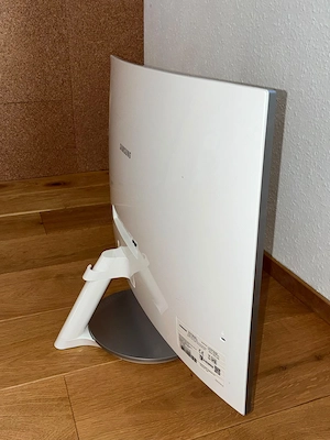 Formschöner, gekrümmter Monitor Bild 4
