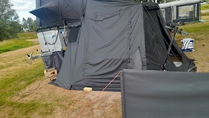 Anhänger mit Dachzelt und vorzelt und mit ganz viel zubehör Bild 2