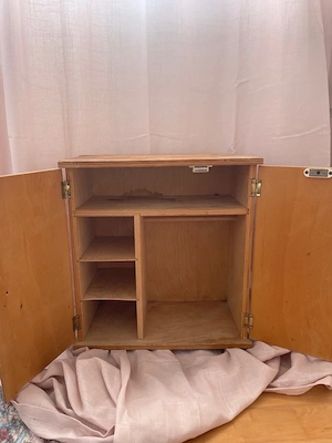Vintage Puppenschrank Bild 2