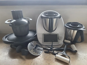 Thermomix TM 6 inkl 2 Behälter u Gemüsestyler