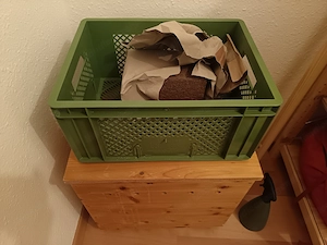 Wurmkiste mit Rollen, Würmern und Zubehör Bild 3