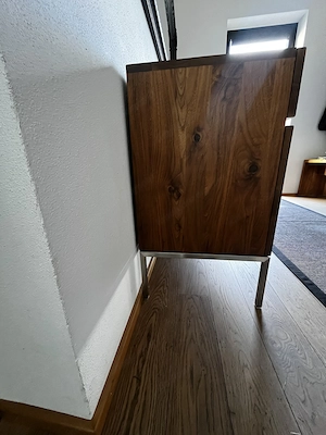 Schreiner Sideboard in Nussholz. Bild 3