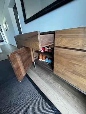 Schreiner Sideboard in Nussholz. Bild 4