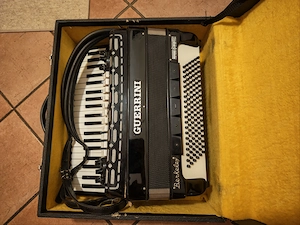 Akkordeon mit Tasten  Bild 2