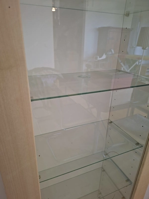 Glasvitrine mit Holzrahmen Bild 7