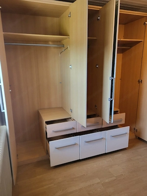 Kleiderschrank Bild 2
