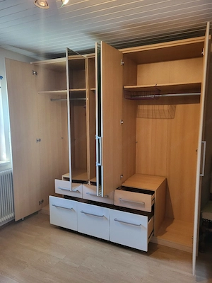 Kleiderschrank Bild 4