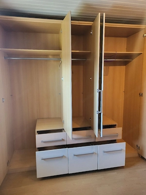 Kleiderschrank Bild 3