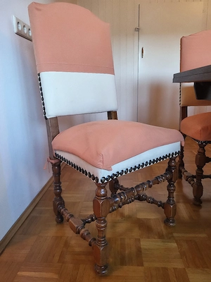 Tisch mit Stühlen (Antikoptik) Bild 4