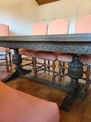 Tisch mit Stühlen (Antikoptik) Bild 3
