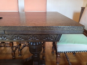 Tisch mit Stühlen (Antikoptik) Bild 2