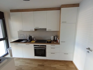 Küchenzeile mit Geräten Bild 2