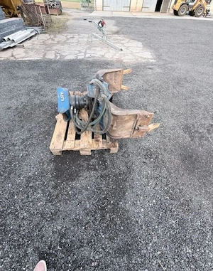 Eine robuste LST-Universalklemme, Modell USG 15, mit hydraulischem Drehmotor. Bild 2
